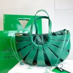 B V The Shell Bag Green