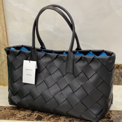 B V Tote in Intrecciato Nappa Leather Black / Blue