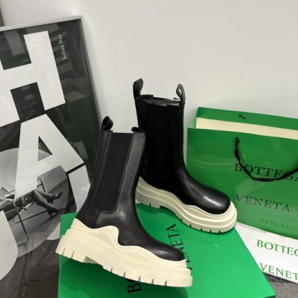 B V Tire Chelsea Boot Black / White