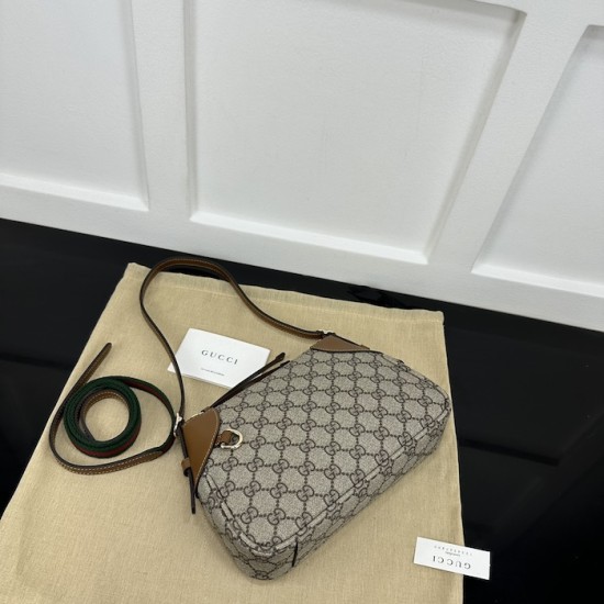 Replica Gucci GG Emblem small shoulder bag brown ‎815218