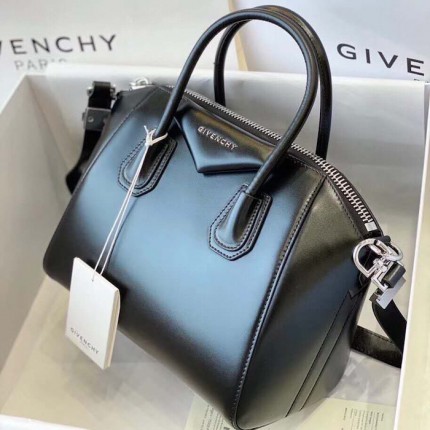 Givenchy Medium Antigona bag in Box leather Black