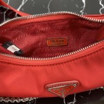 Prada Re-Edition 2005 nylon shoulder bag Red